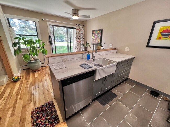 Foto del edificio - Tastefully updated 1 bedroom, 1 bathroom c...