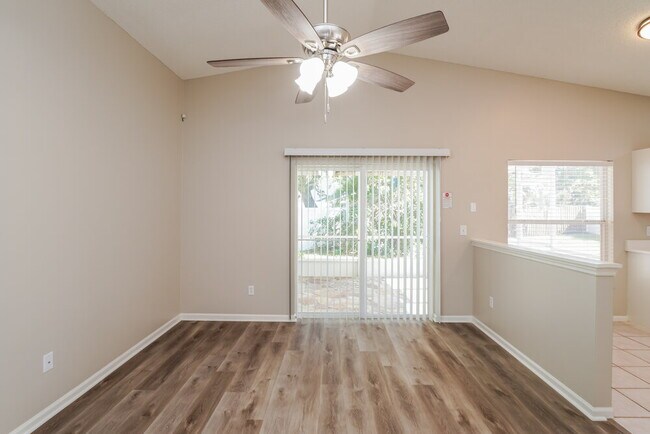 Foto del edificio - 600 Silver Birch Pl