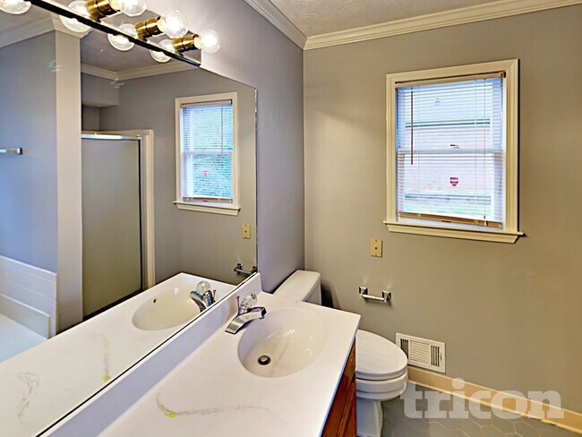 Building Photo - 2815 Club Forest Dr SE