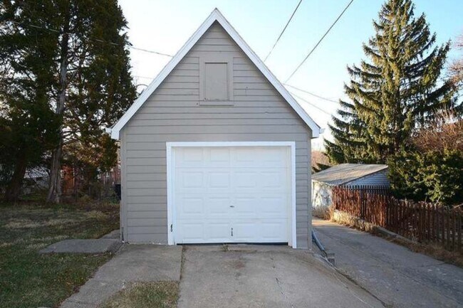 Building Photo - Beautiful 5 Bedroom Home!