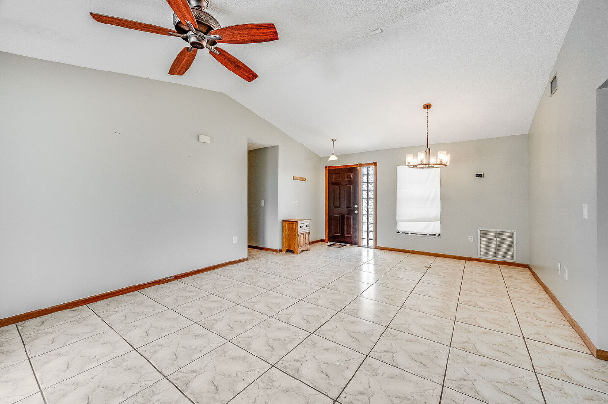 Foto principal - Beautifully updated Pool Home