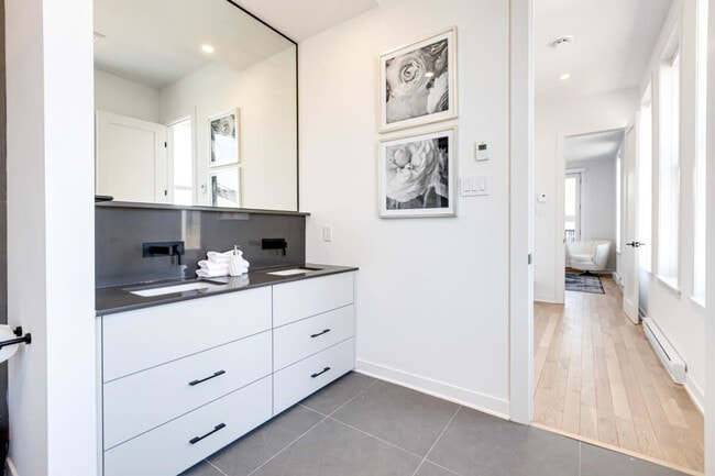 Building Photo - 403 Avenue du Mont-Royal O