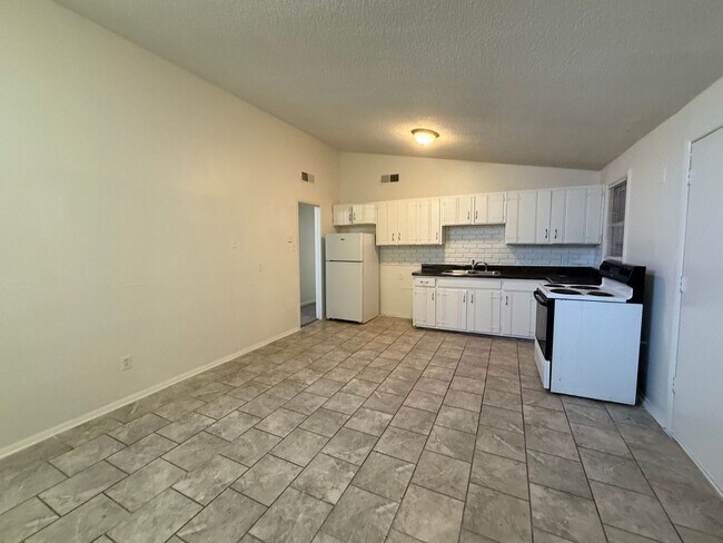 Building Photo - Newly updated 3-bedroom 2 bath home - OPEN...