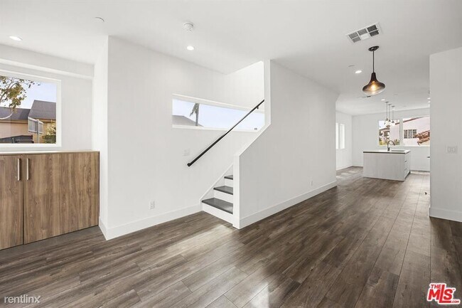 Building Photo - 2 br, 2.5 bath House - 5500 W Olympic Blvd