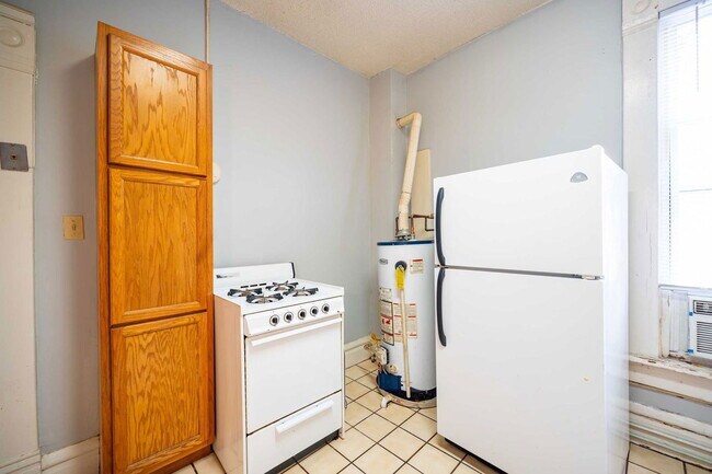 Building Photo - 250 1/2 W 5th Ave