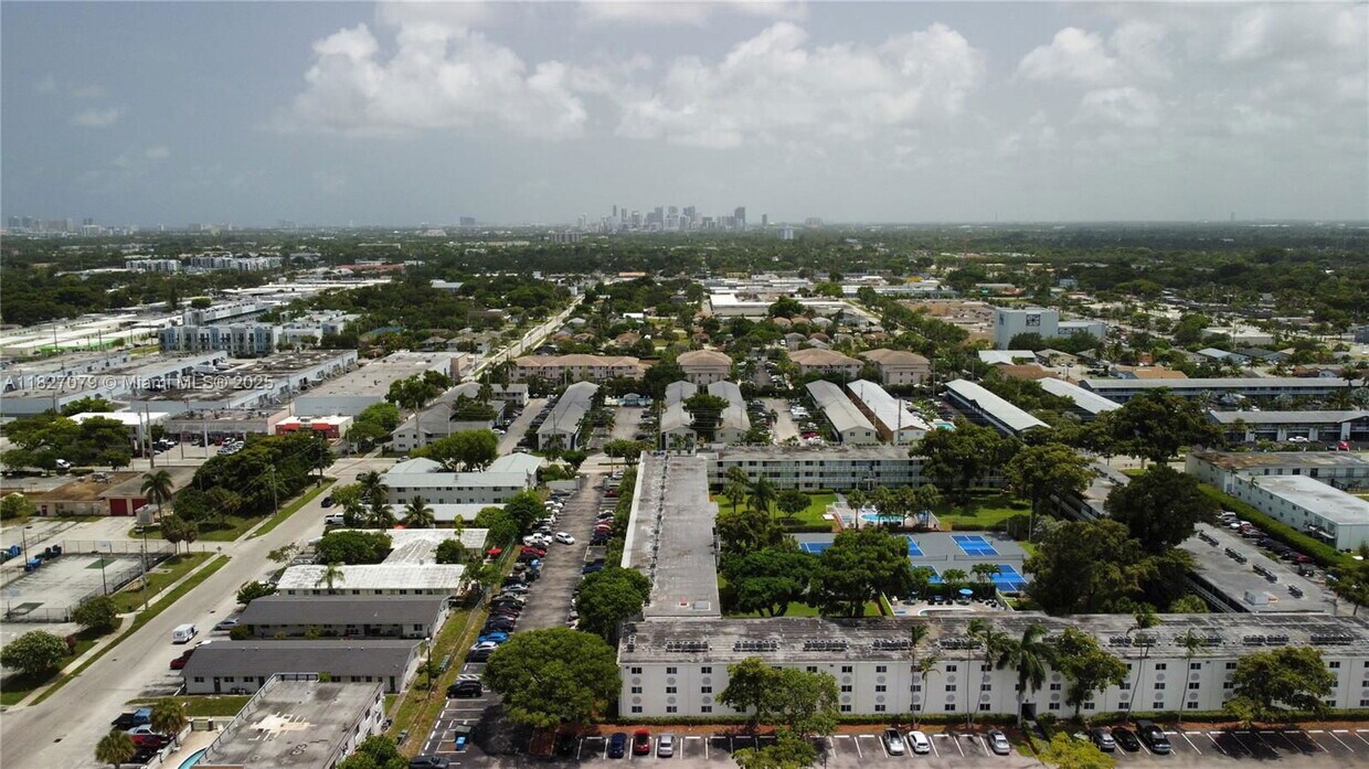 Primary Photo - 250 NE 40th St