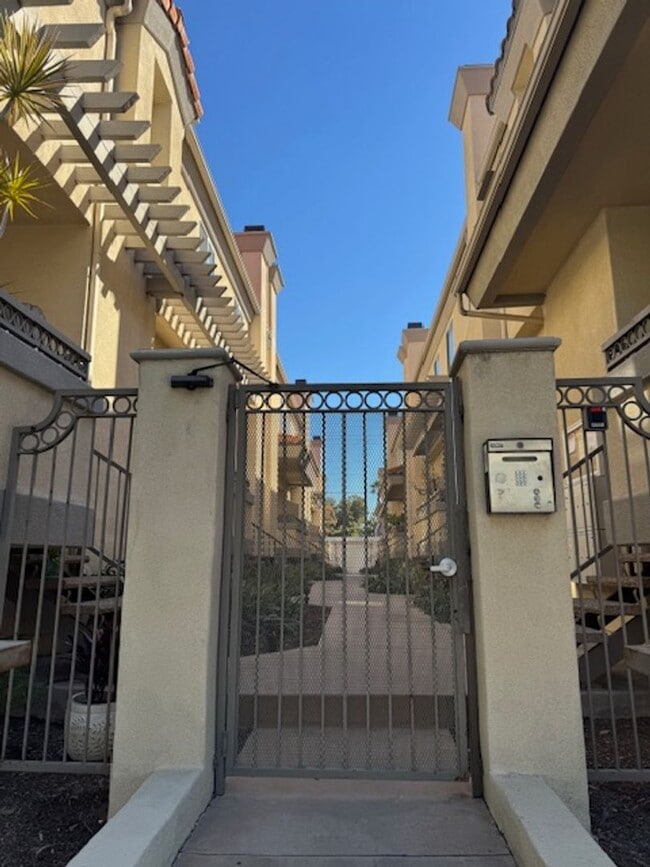 Building Photo - Stylish 2 bedroom, 2 bath Executive Townho...