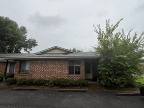 Building Photo - 404 Hunter Ridge Ln