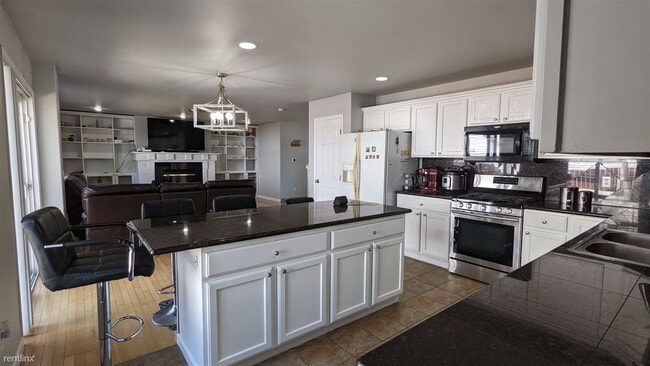 Building Photo - 3 br, 2.5 bath House - 4929 140th Street S...