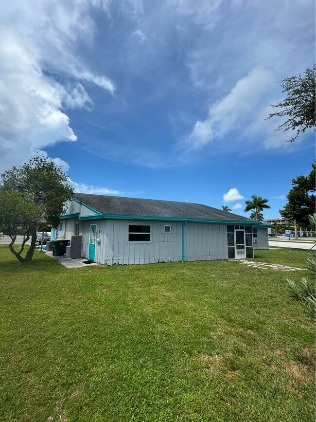 Building Photo - 1141 Seaway Dr