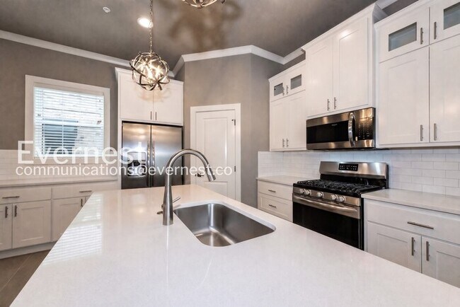 Foto del edificio - CONCESSION AVAILABLE! 2 Bed/2.5 Bath Town Home with Modern Amenities / Pet-Friendly / Available S...