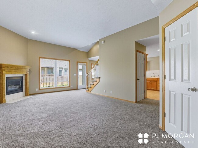 Foto del edificio - 3 Bedroom, 3 Bathroom - Available Immediately