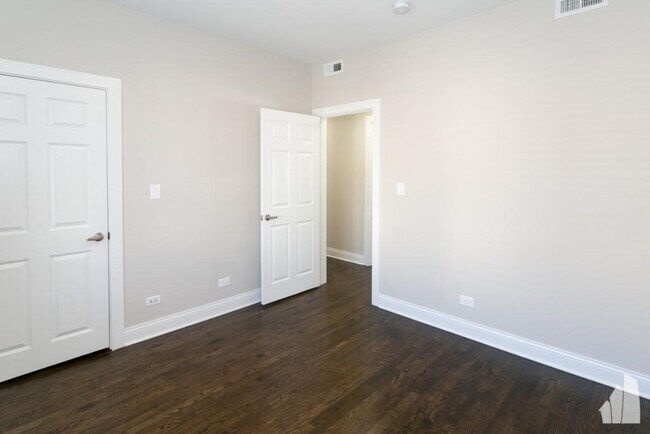 Foto del edificio - 2230 N Sawyer Ave
