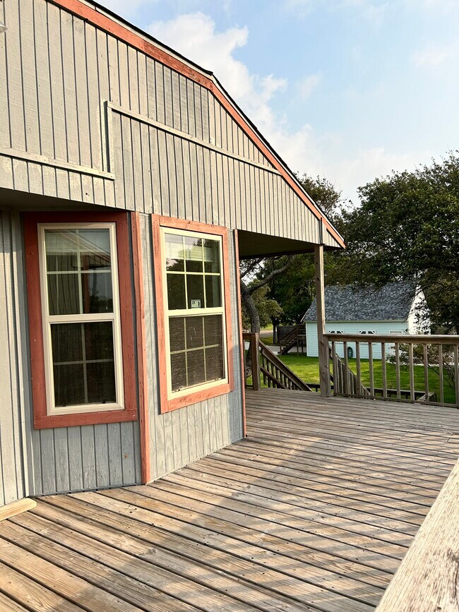 Foto del edificio - 4042 Laguna Shores Rd