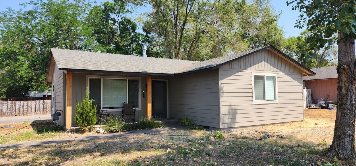 Foto principal - Updated 3 Bedroom Home With Bonus Room