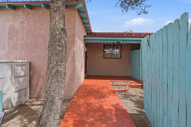 Patio delantero privado - 1506 Edith Blvd NE