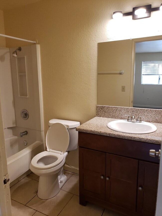 Foto del edificio - SPACIOUS/AFFORDABLE 3BR/2BA Apartment