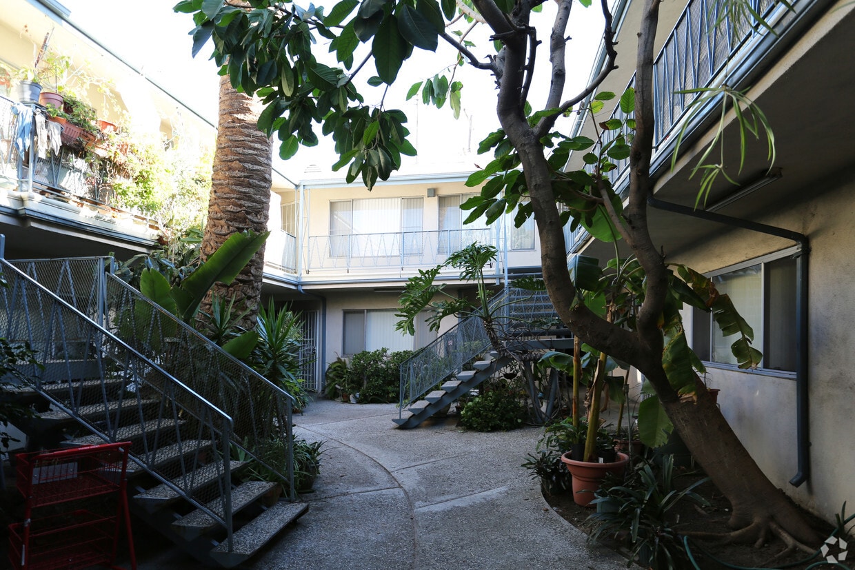 Building Photo - 3340 Overland Ave