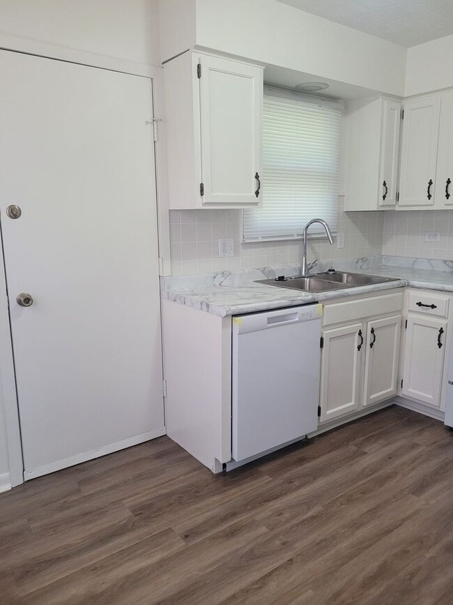 Building Photo - Spacious 3 Bedroom! Coming Soon!