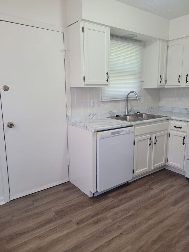 Foto del edificio - Spacious 3 Bedroom! Coming Soon!