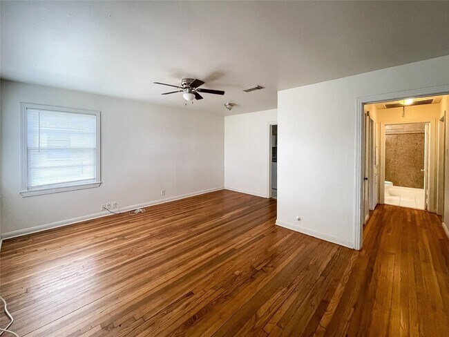 Foto del edificio - 1241 Chevy Chase Dr
