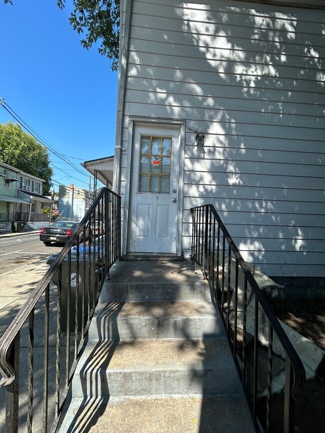Building Photo - 529 York St