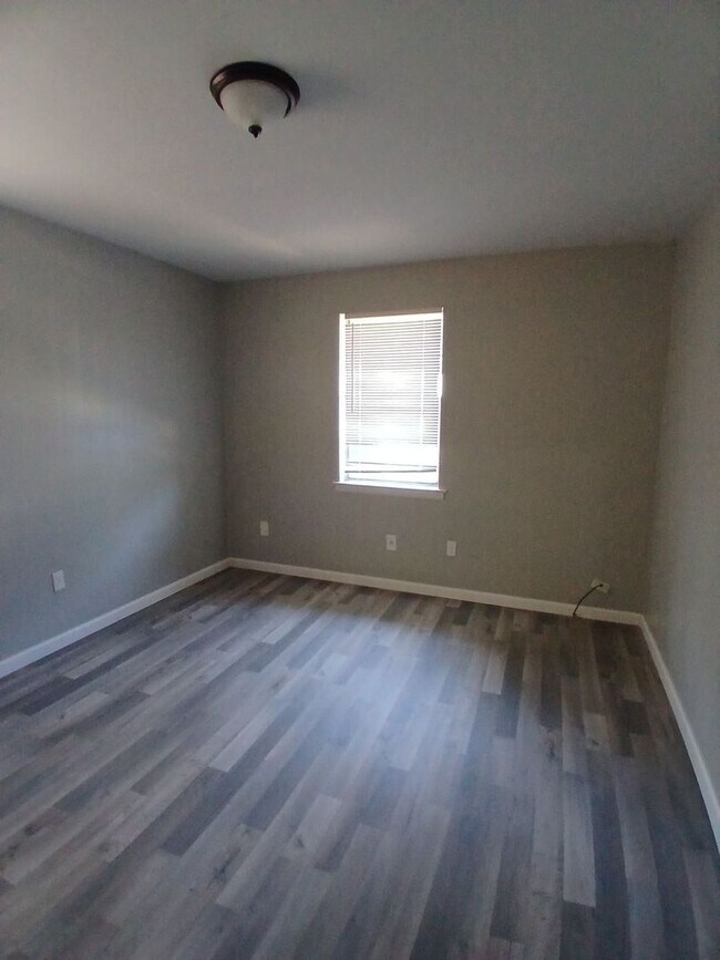 Foto del edificio - Fully Renovated 2 bedroom 1 bath Duplex - ...