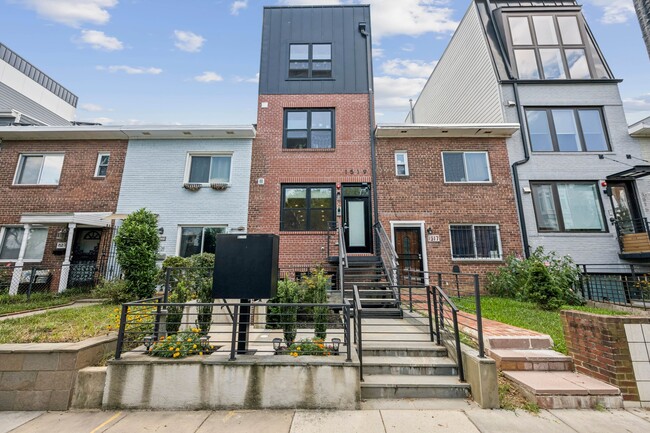 Building Photo - 1519 K St SE