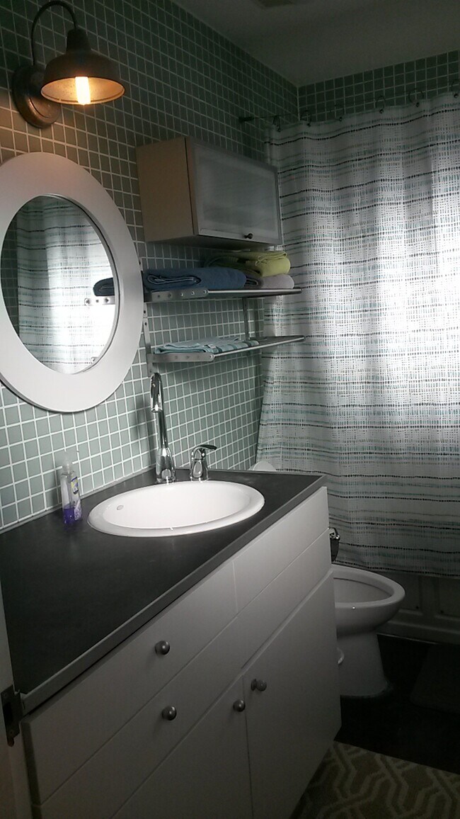 Full Bathroom - 12 29th Ave