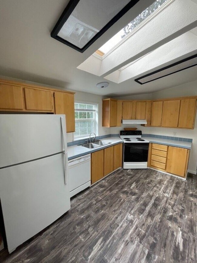 Building Photo - County Winlock Mobile Home with Oversized Lot
