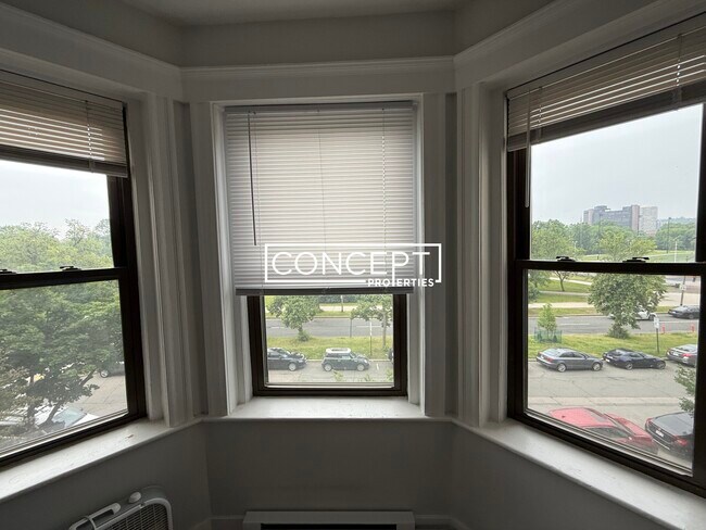 Building Photo - 81 Park Dr