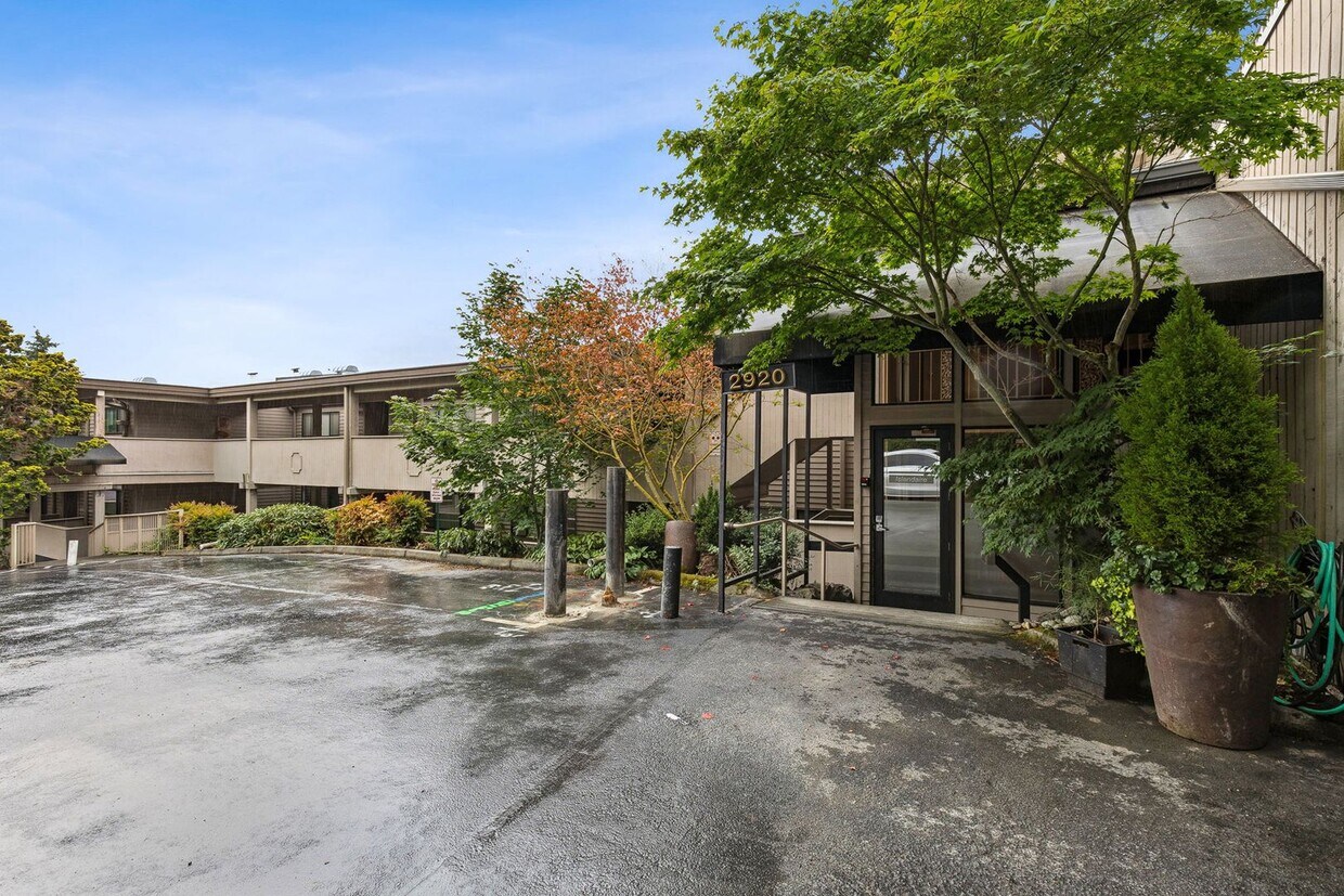 Foto principal - 2 Bed / 2 Bath updated Mercer Island condo $2,995/mo