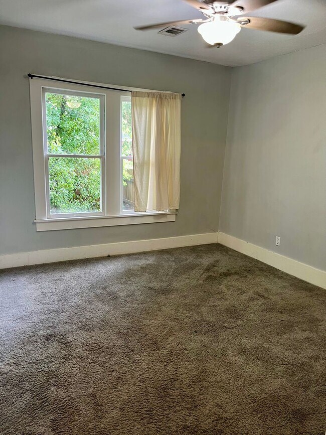 Building Photo - Charming Cottage in the Heart of Hammond! ...