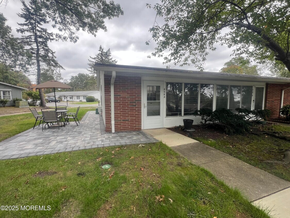 Foto principal - 434A Portsmouth Dr