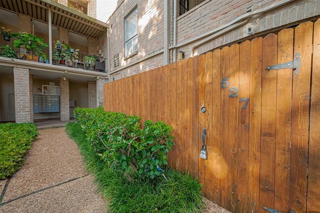 Foto del edificio - 4633 Wild Indigo St