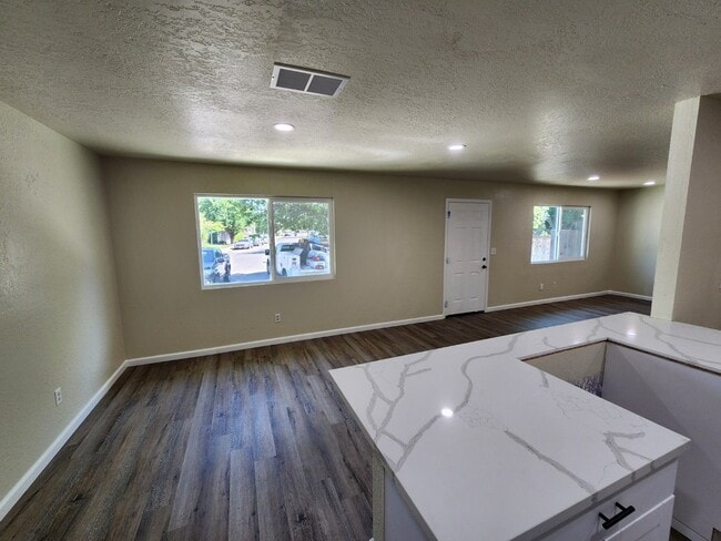Foto del edificio - Beautiful Remodled, 4 Bedroom Home!