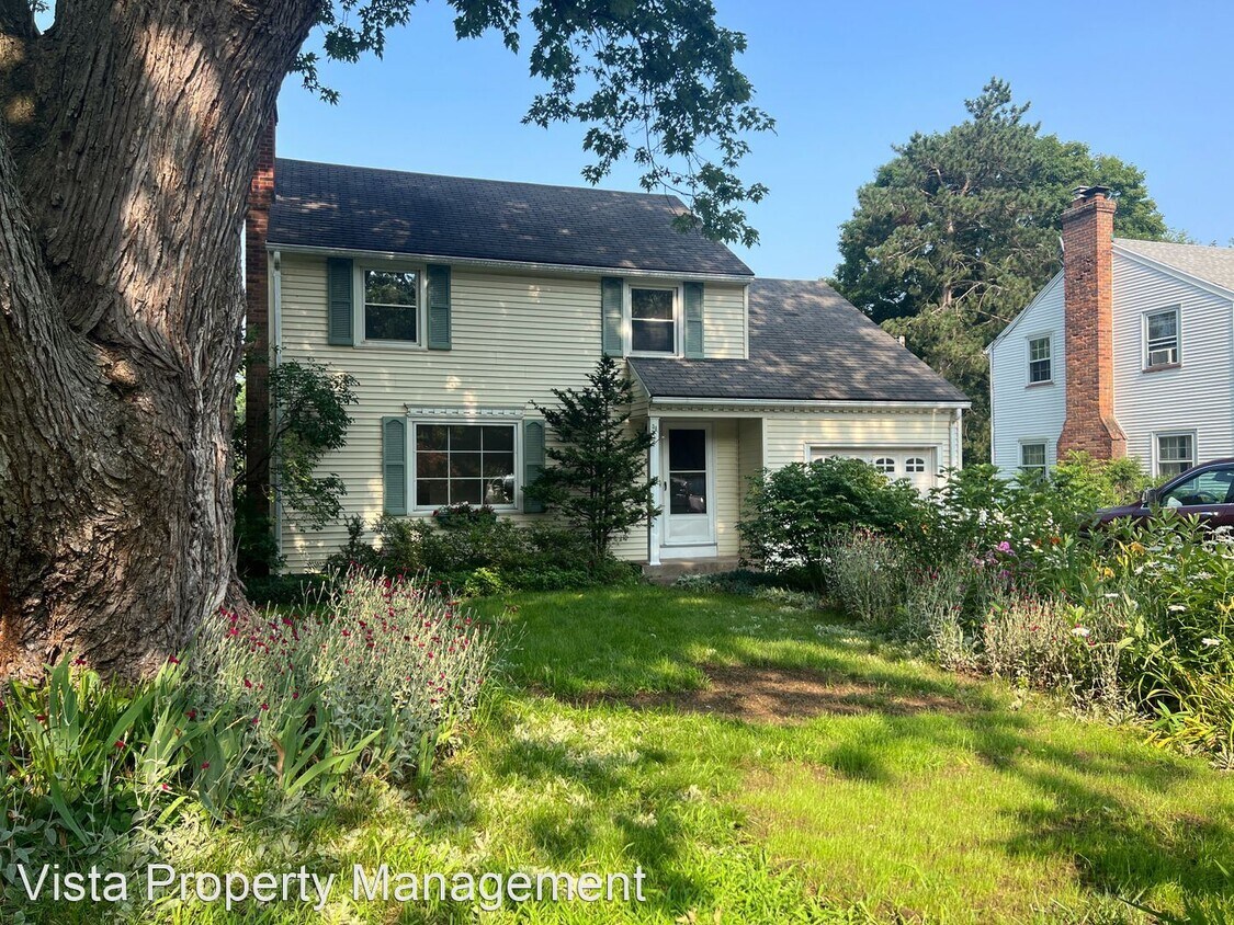 Foto principal - 4 br, 2 bath House - 54 Fisher Rd