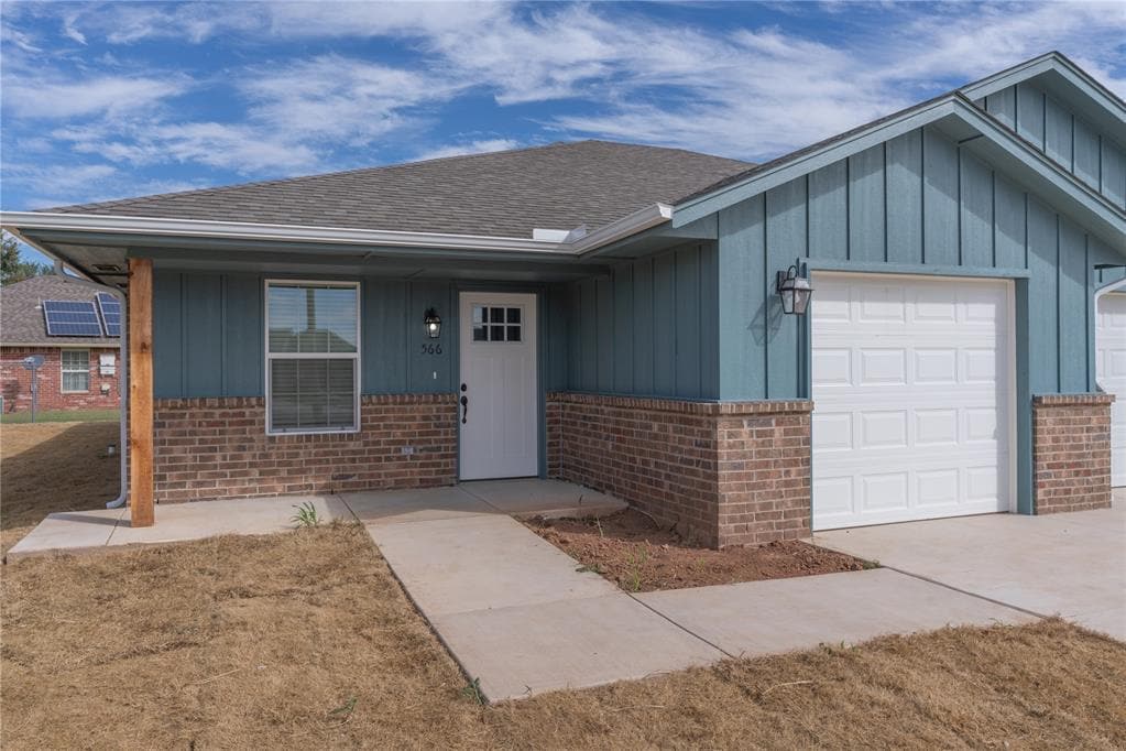 Primary Photo - 566 Parkhill Cir