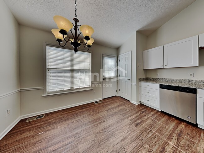 Foto del edificio - 615 Asheby Woods Rd