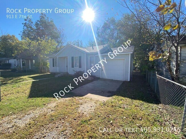 Building Photo - 2 Bedroom 1 Bathroom Home with 1 Car Garag...