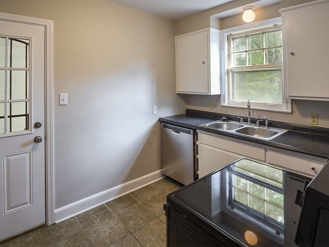 Building Photo - DARLING UPDATED 2 bed, 1 bath with updated appliances in HIGH POINT TERRACE