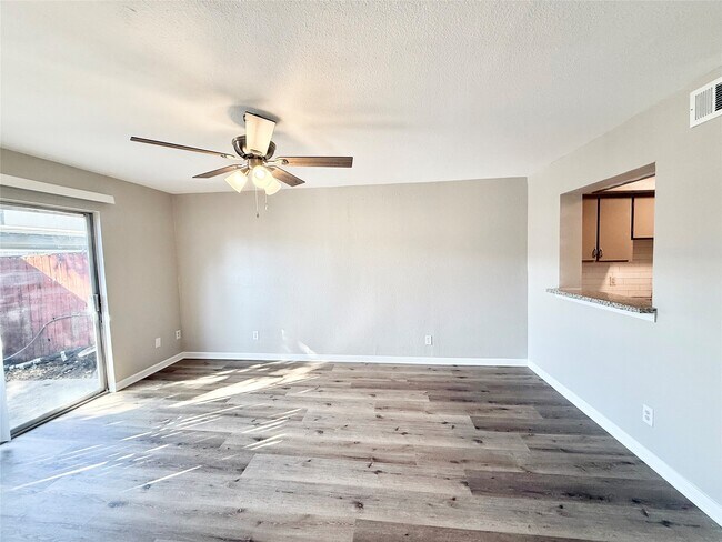 Foto del edificio - 7980 Grove Ridge Dr