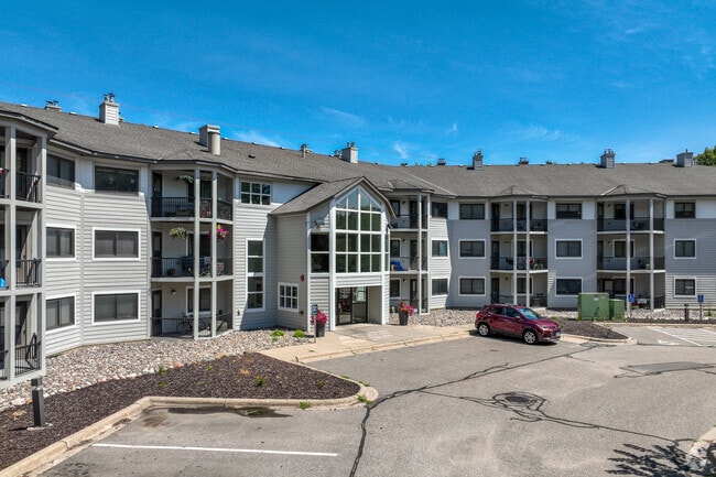 Building Photo - Thomas Lake Pointe