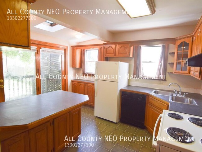 Building Photo - 3 Bedroom house in Akron!