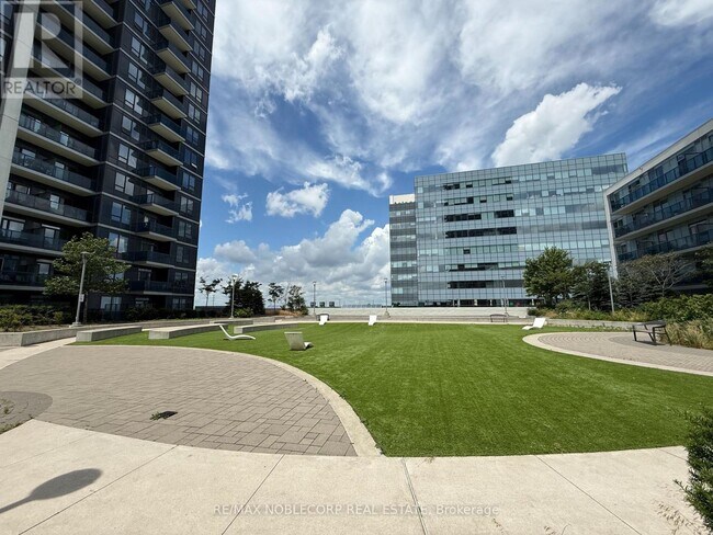 Photo du bâtiment - 3600-3600 Hwy 7 W