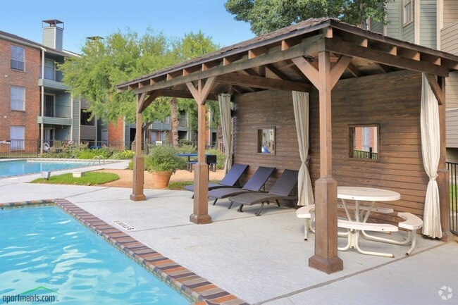 SUNDECK AREA BY POOL - Venetian Apartamentos Houston