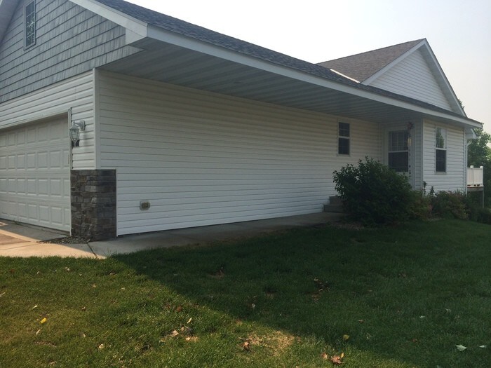 Primary Photo - 408 Prairie Rd