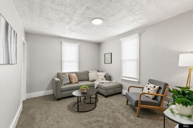 Foto del edificio - Charming 3-Bedroom Home with Spacious Layout