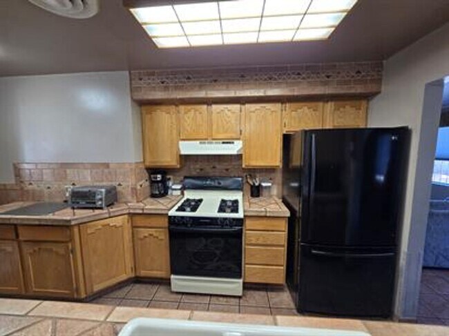 Building Photo - Spacious 3 bedroom/ 2 bath home with R/V parking