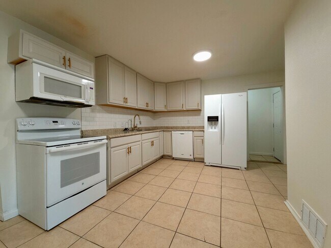 Building Photo - PRE-LEASING FOR SUMMER - Charming 4 Bedroom in the Heart of Lubbock